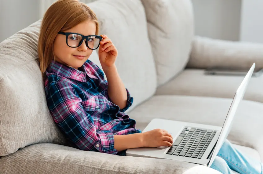 Enfant surfant sur le web